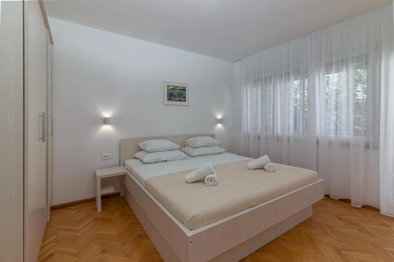 Holiday House Eva & Ema Trogir 0*,